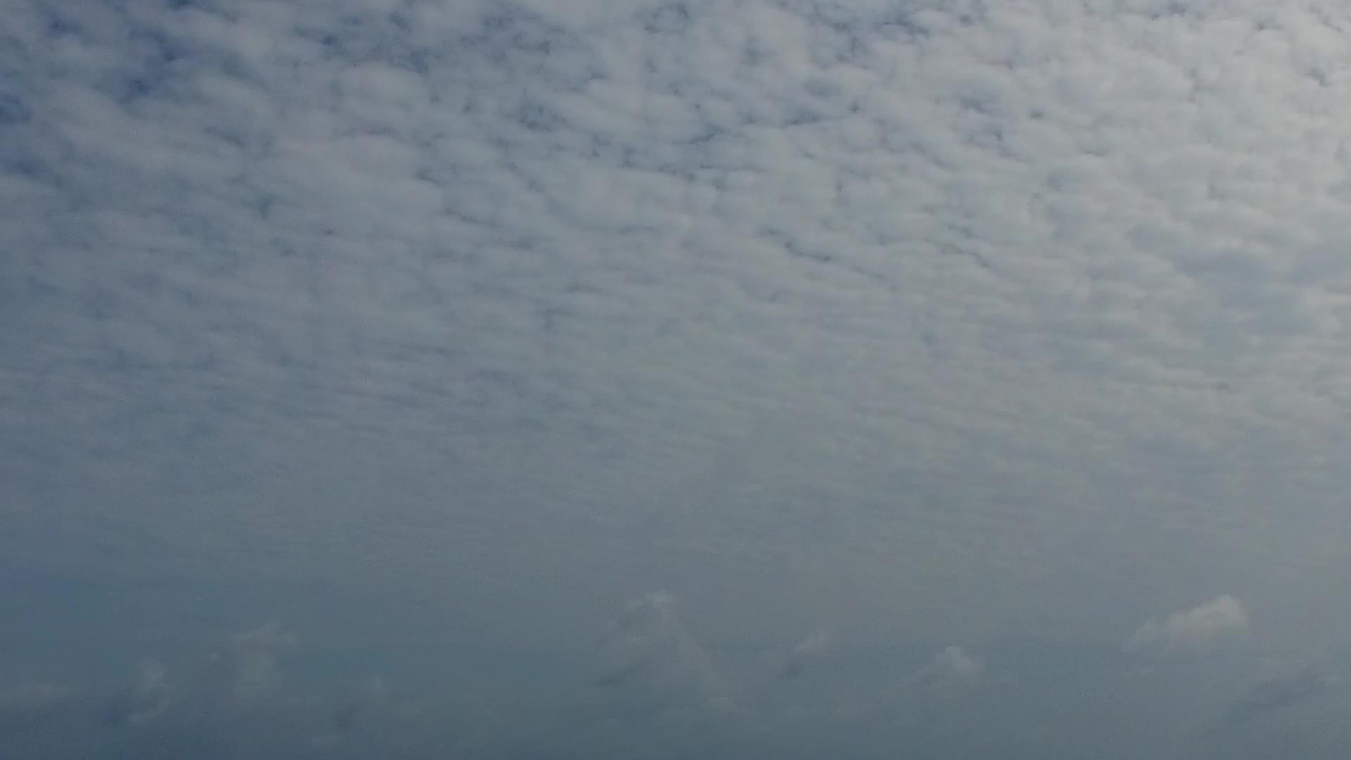日出后蓝色的水和清洁海滩背景的蓝色水冒险到伊丁利湾海滩视频的预览图