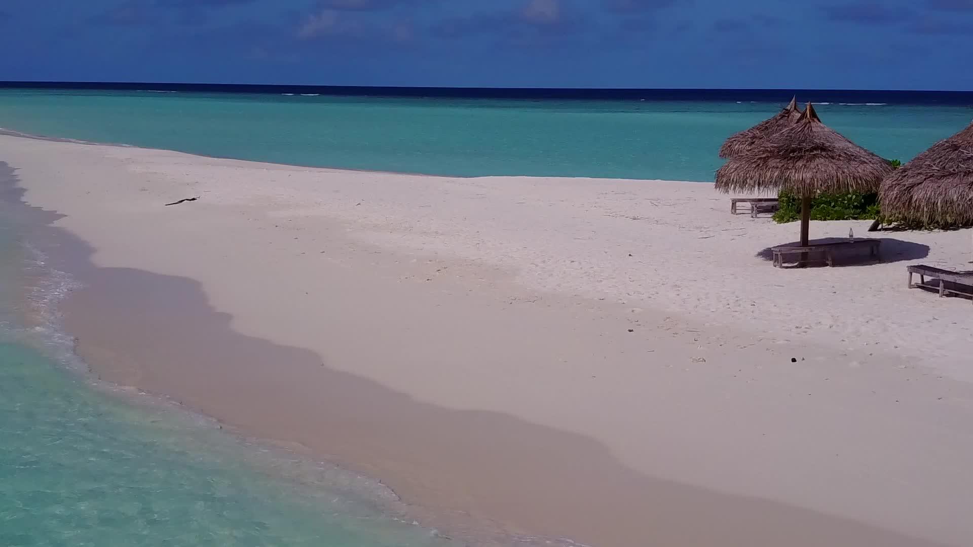 在蓝色的环礁湖下浅沙背景下明亮的沙子背景照耀着海滩视频的预览图