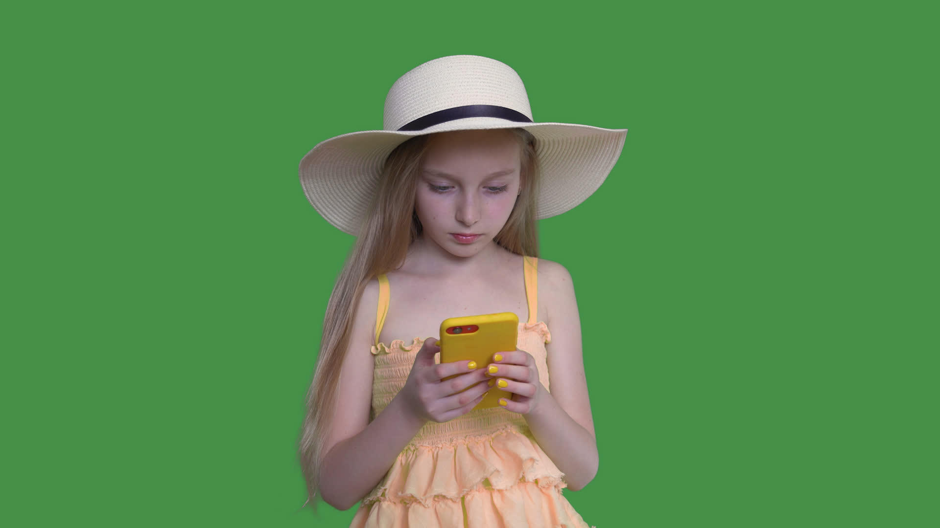 在绿色墙壁的背景上女孩浏览智能手机阿尔法频道视频的预览图