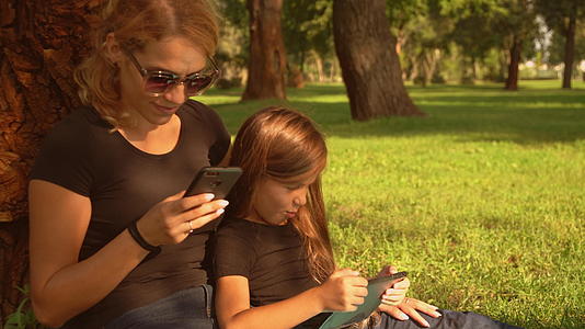 母亲和女儿共度时光视频的预览图