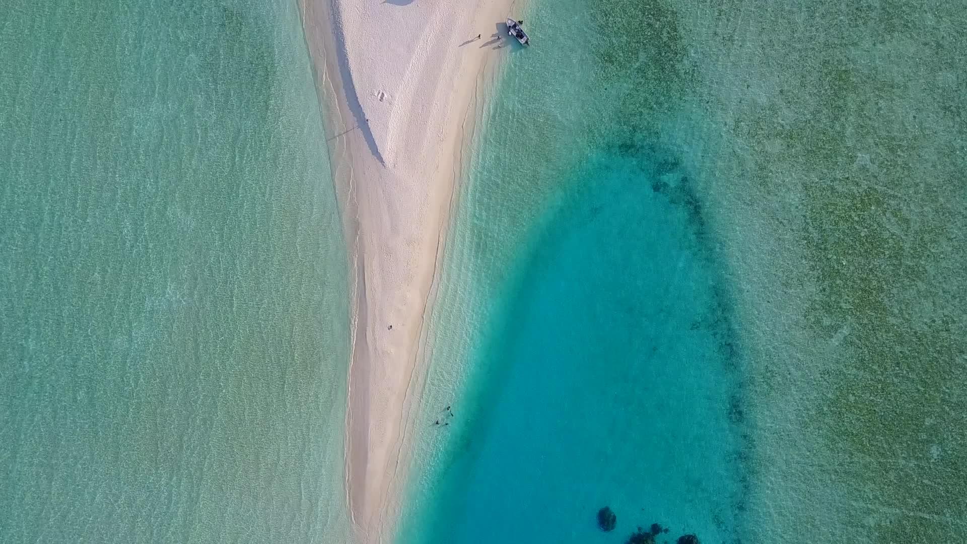 蓝海和沙巴附近有白色的沙滩背景视频的预览图
