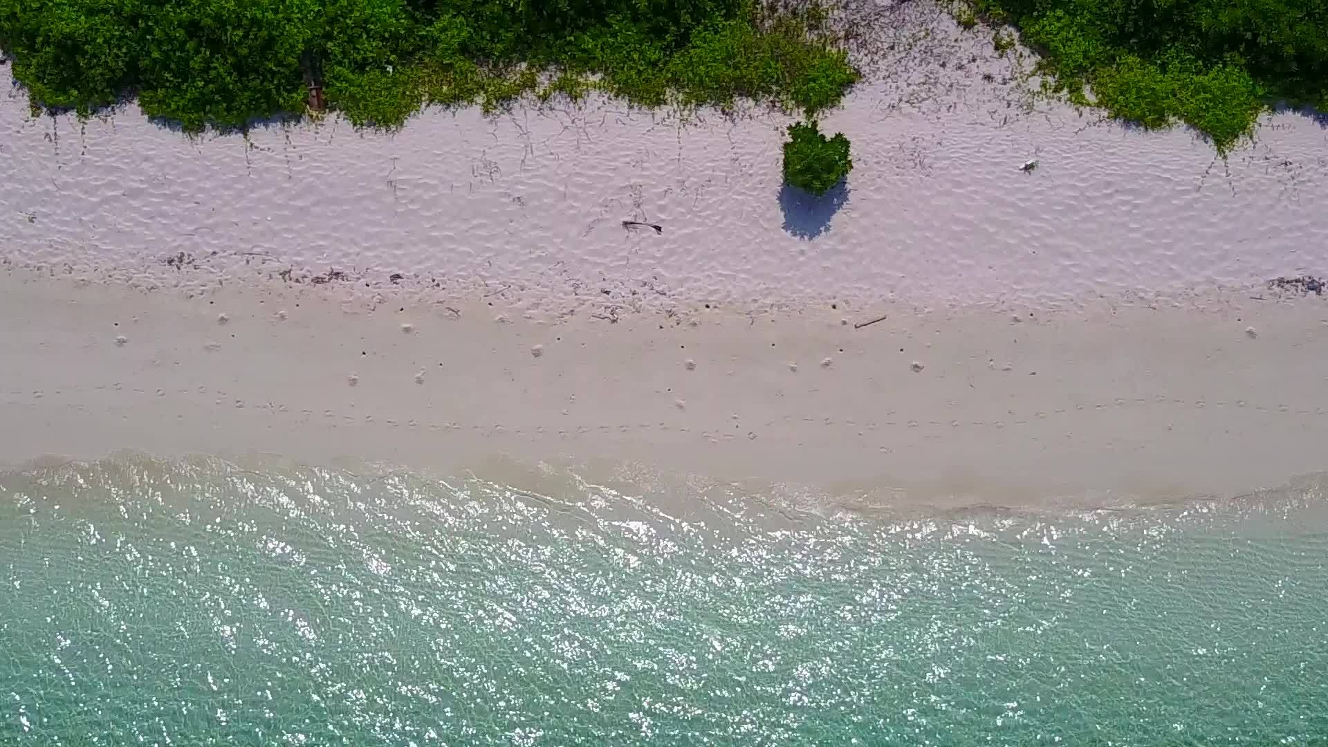 日落前白沙背景蓝绿色泻湖复制岛屿海滩度假空间摘要视频的预览图