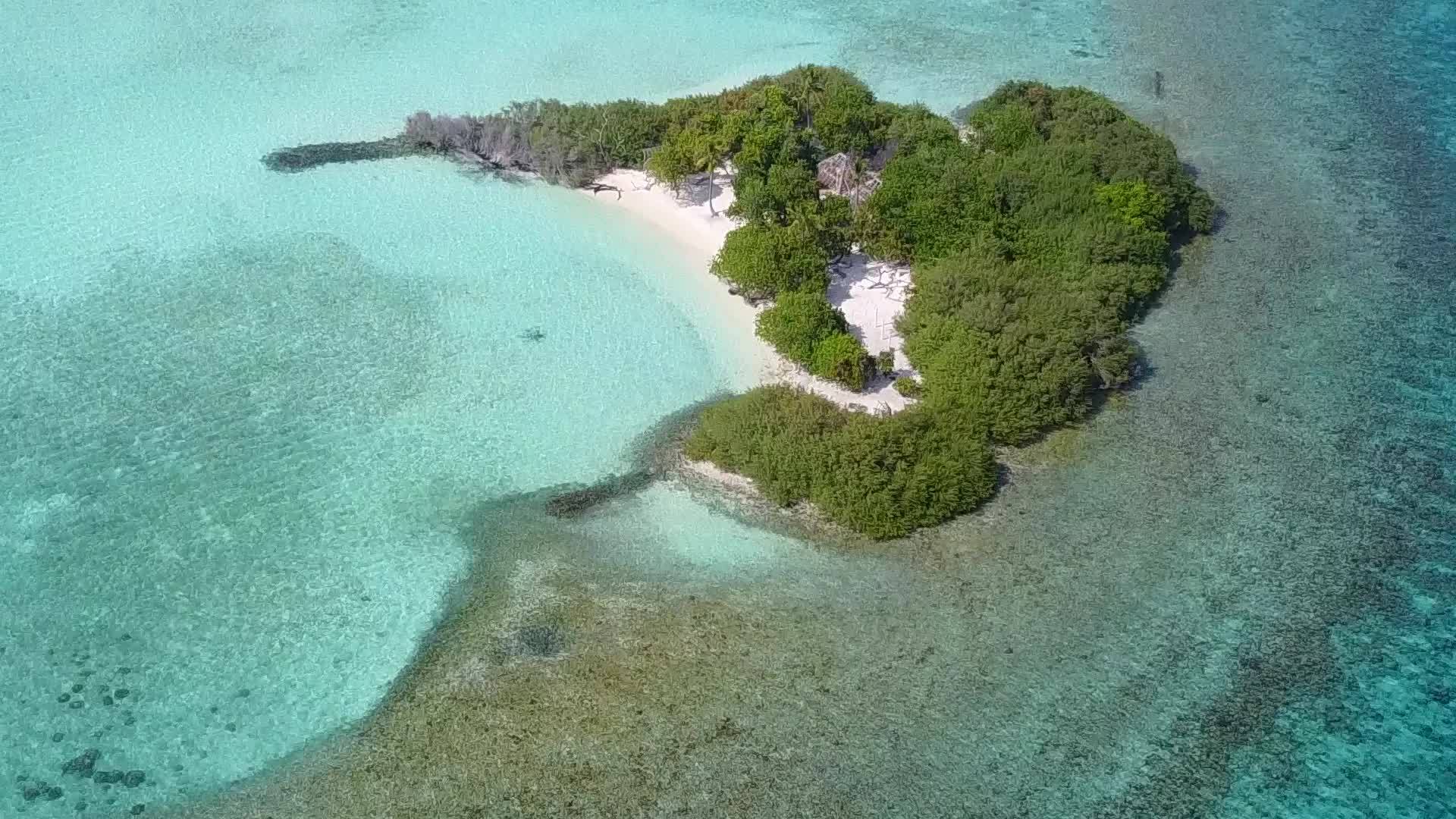 清澈的环礁湖和接近冲浪的白色海滩背景阳光明媚视频的预览图