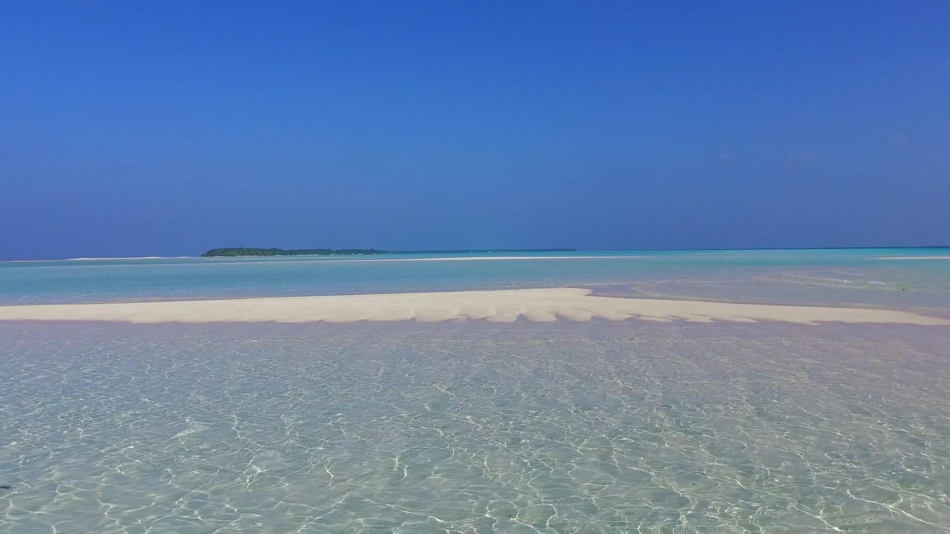 在蓝色海洋和海滩附近的白沙背景下乘坐豪华环礁湖海滩视频的预览图