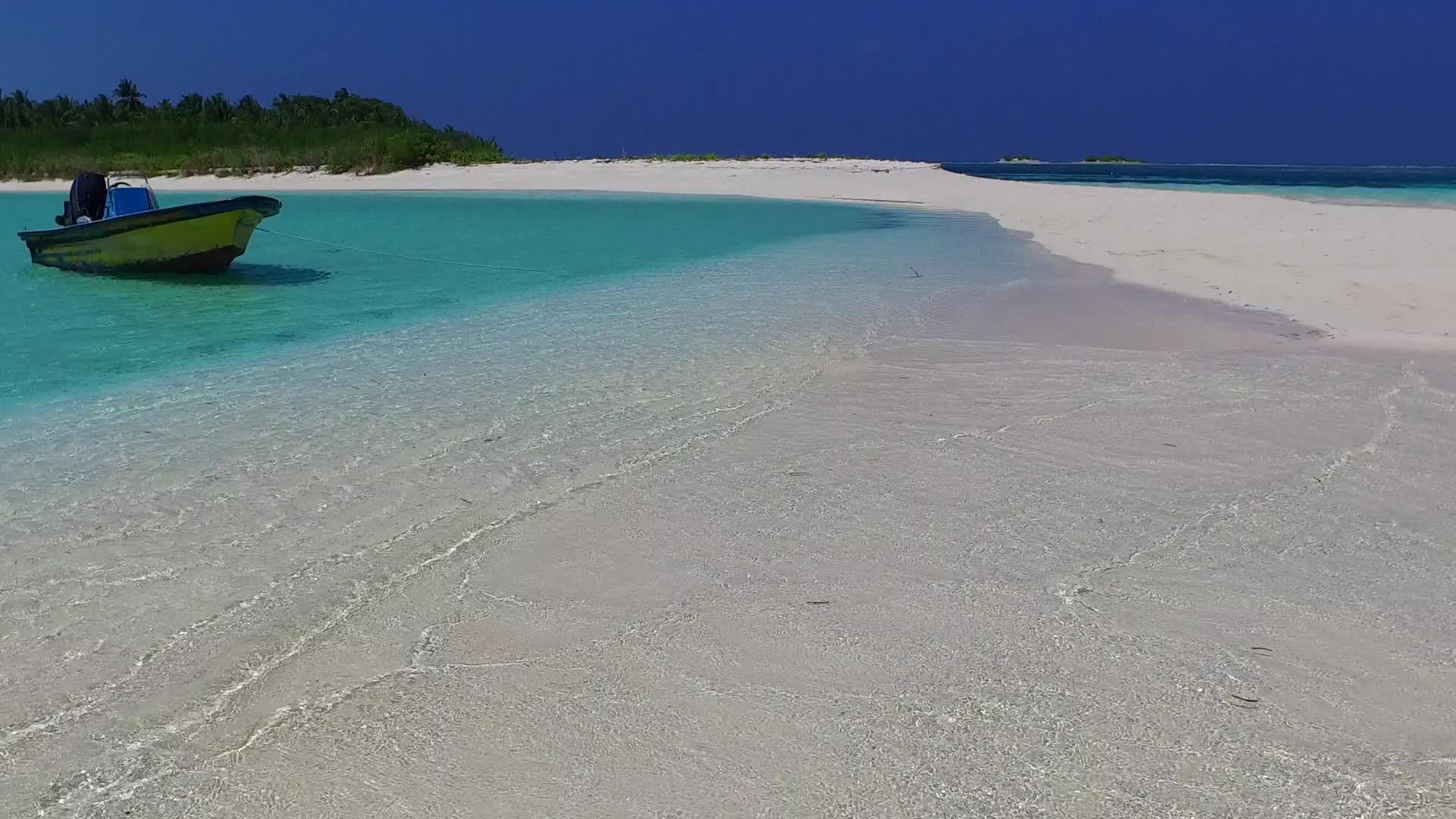 海洋海岸海滩度假的浪漫风景浅环礁湖和近白沙冲浪视频的预览图