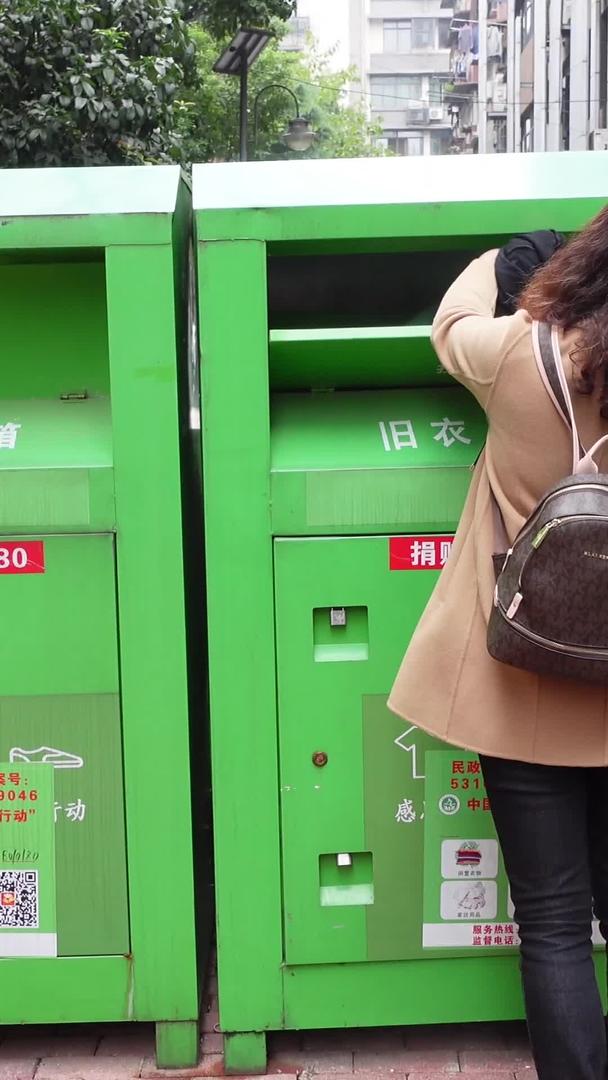 城市社区爱心旧衣捐赠回收箱素材视频的预览图