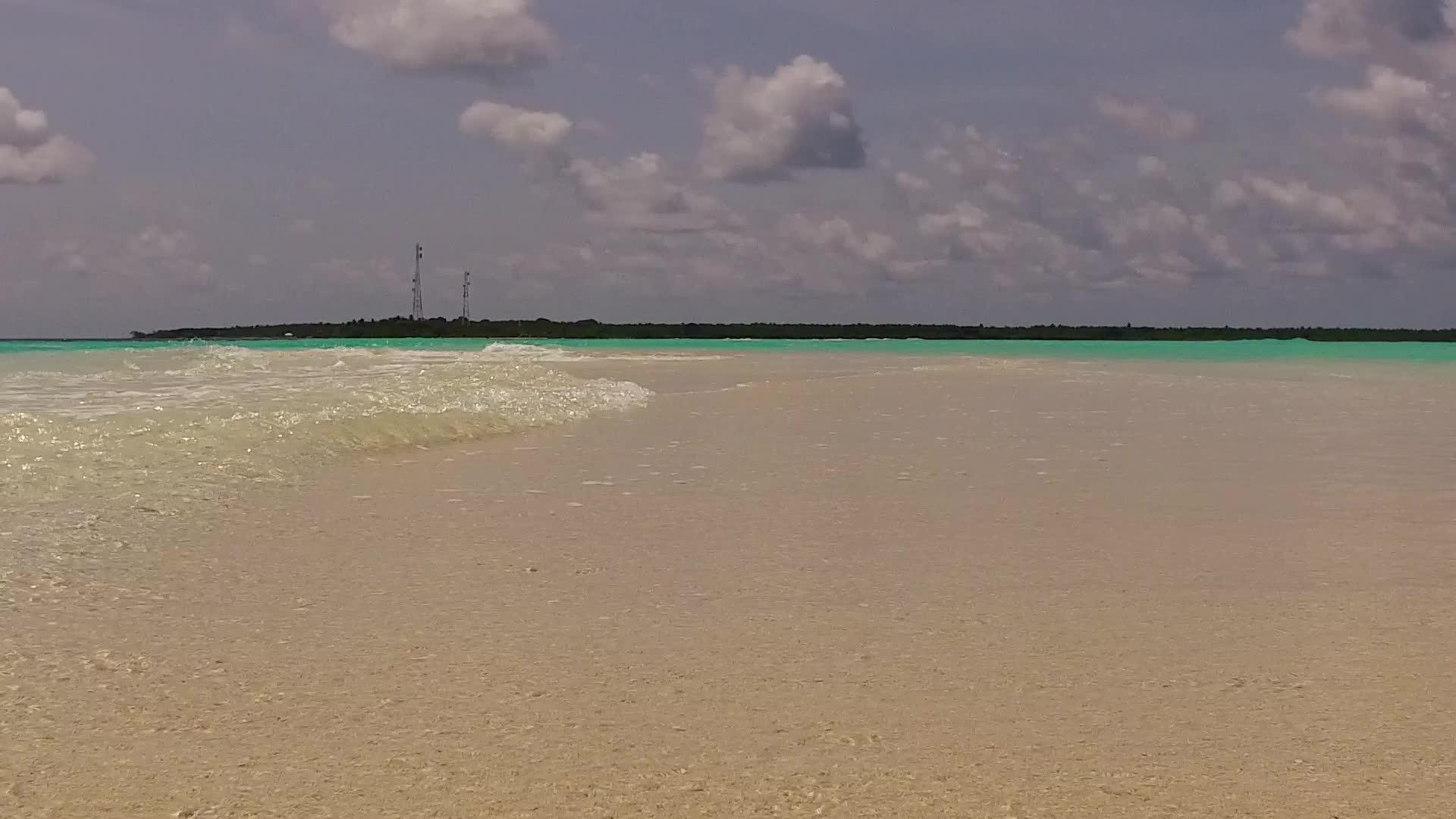 天堂海景海滩时间的白天性质在礁石附近绿松石有白沙背景视频的预览图