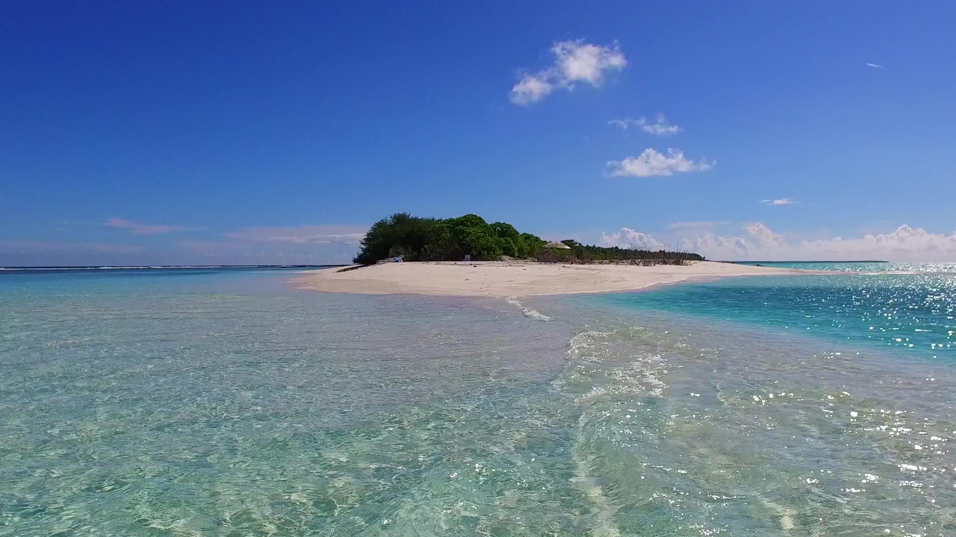 以浅环礁湖和白沙为背景在海浪附近进行海滩航行视频的预览图