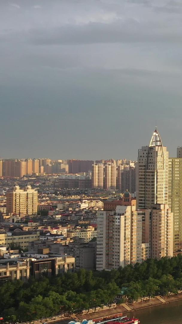 哈尔滨松花江畔的高楼群视频的预览图