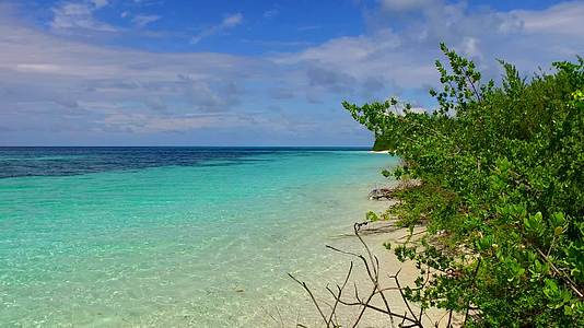 阳光明媚、宁静的海滩天空在度假胜地附近有一个蓝色的环礁湖视频的预览图
