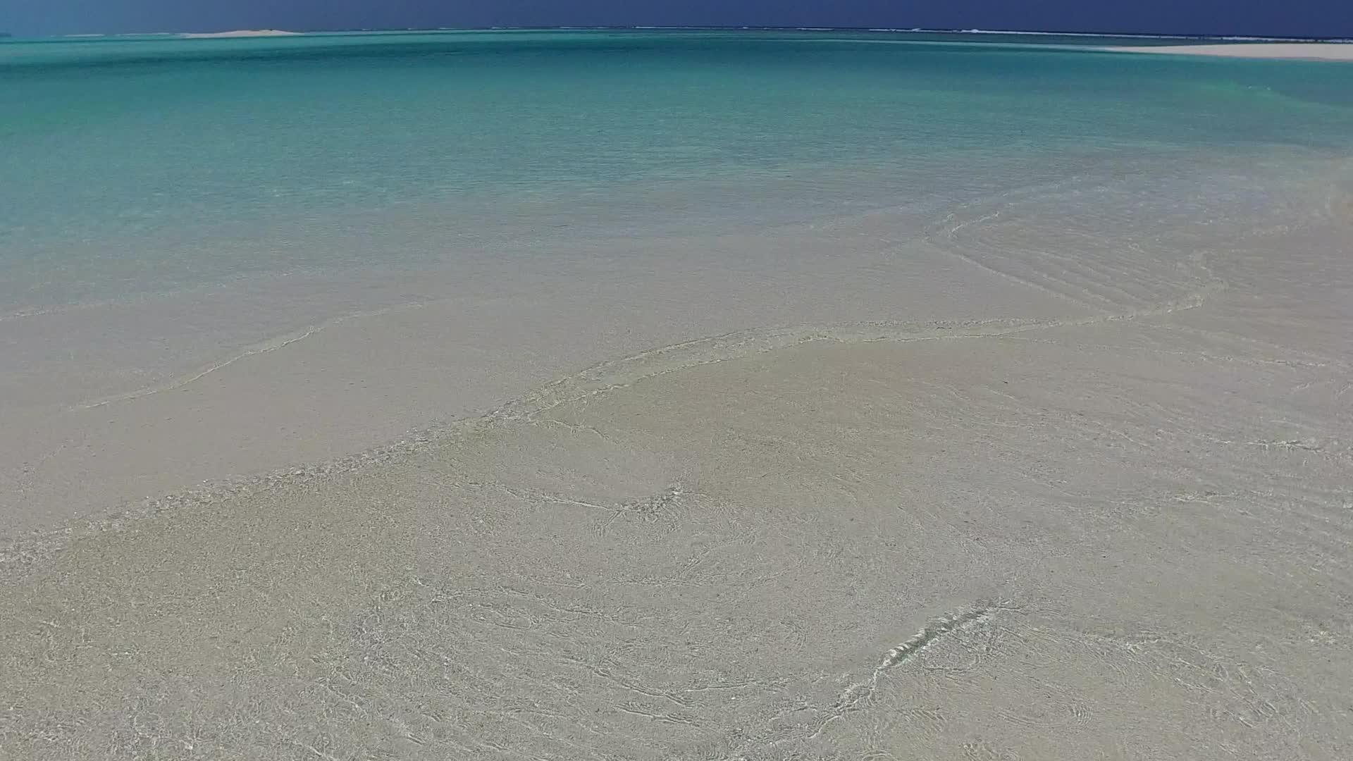 在蓝海和明亮的海滩的背景下度假村附近的海滩视频的预览图