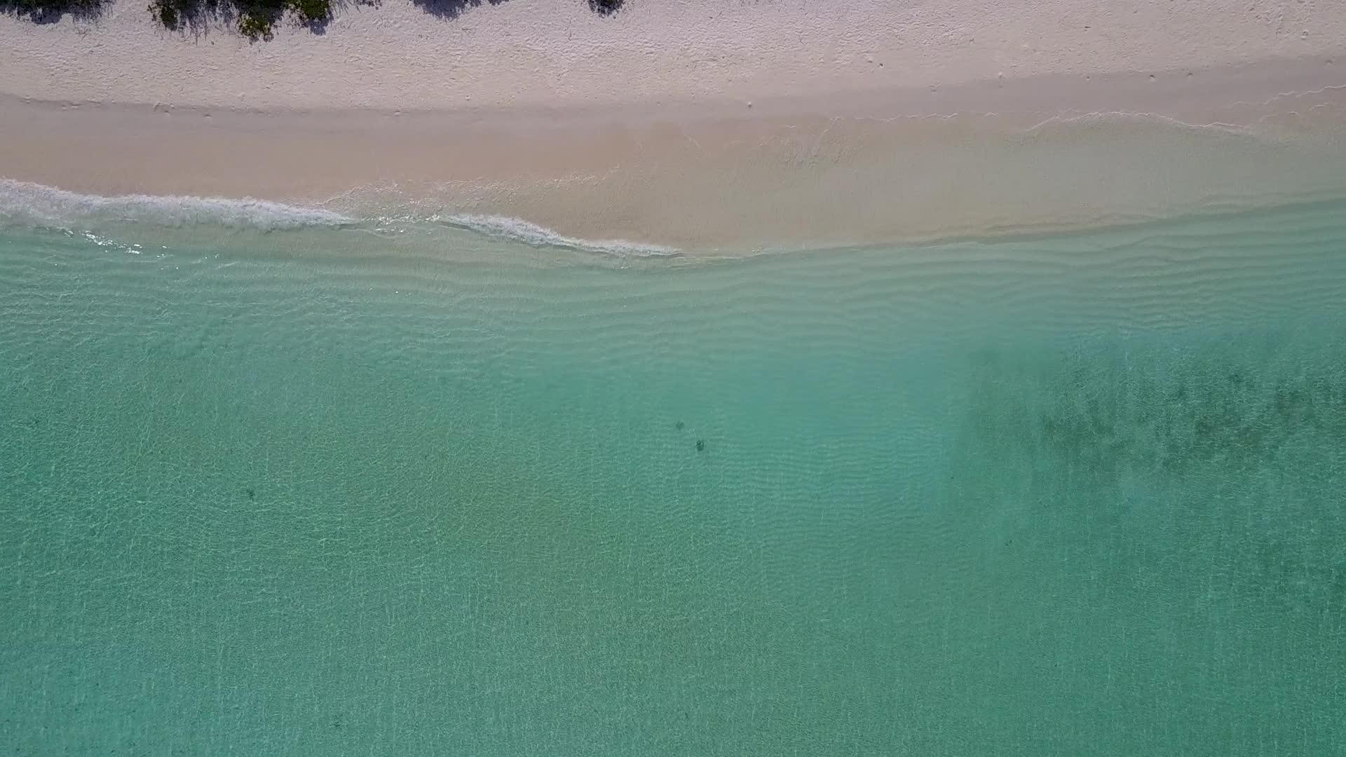 利用日落前白色沙滩背景的清水完美复制环礁湖海滩视频的预览图