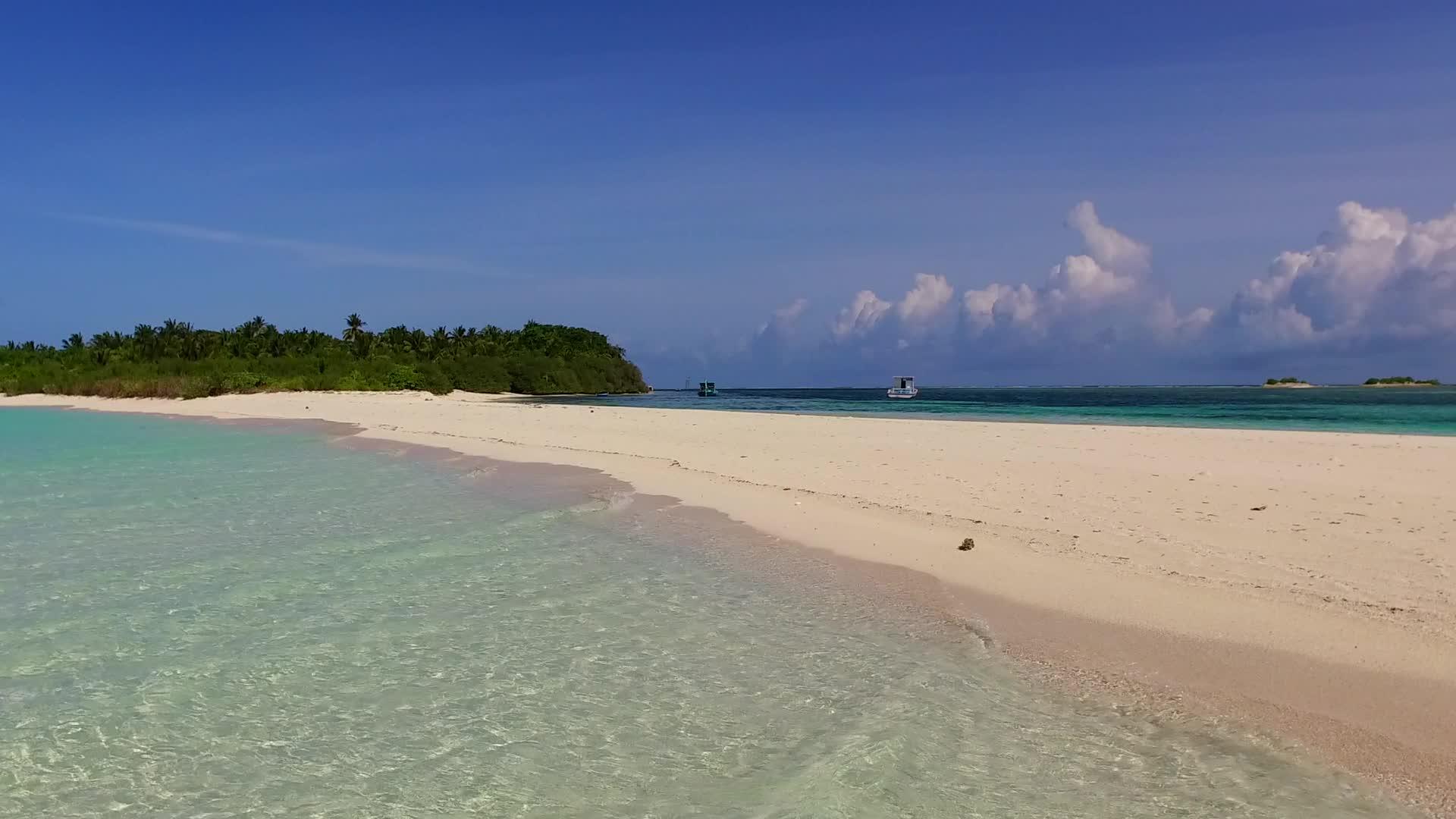 沙巴附近的浅环礁湖和白色沙滩视频的预览图