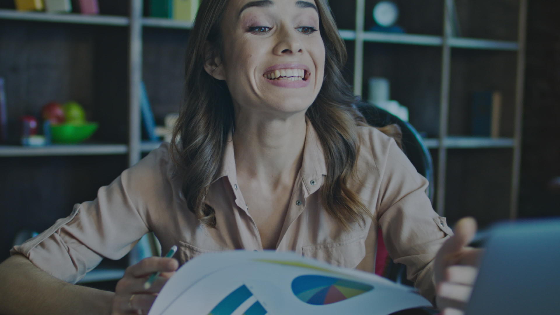 快乐的女人在笔记本电脑上成功工作视频的预览图