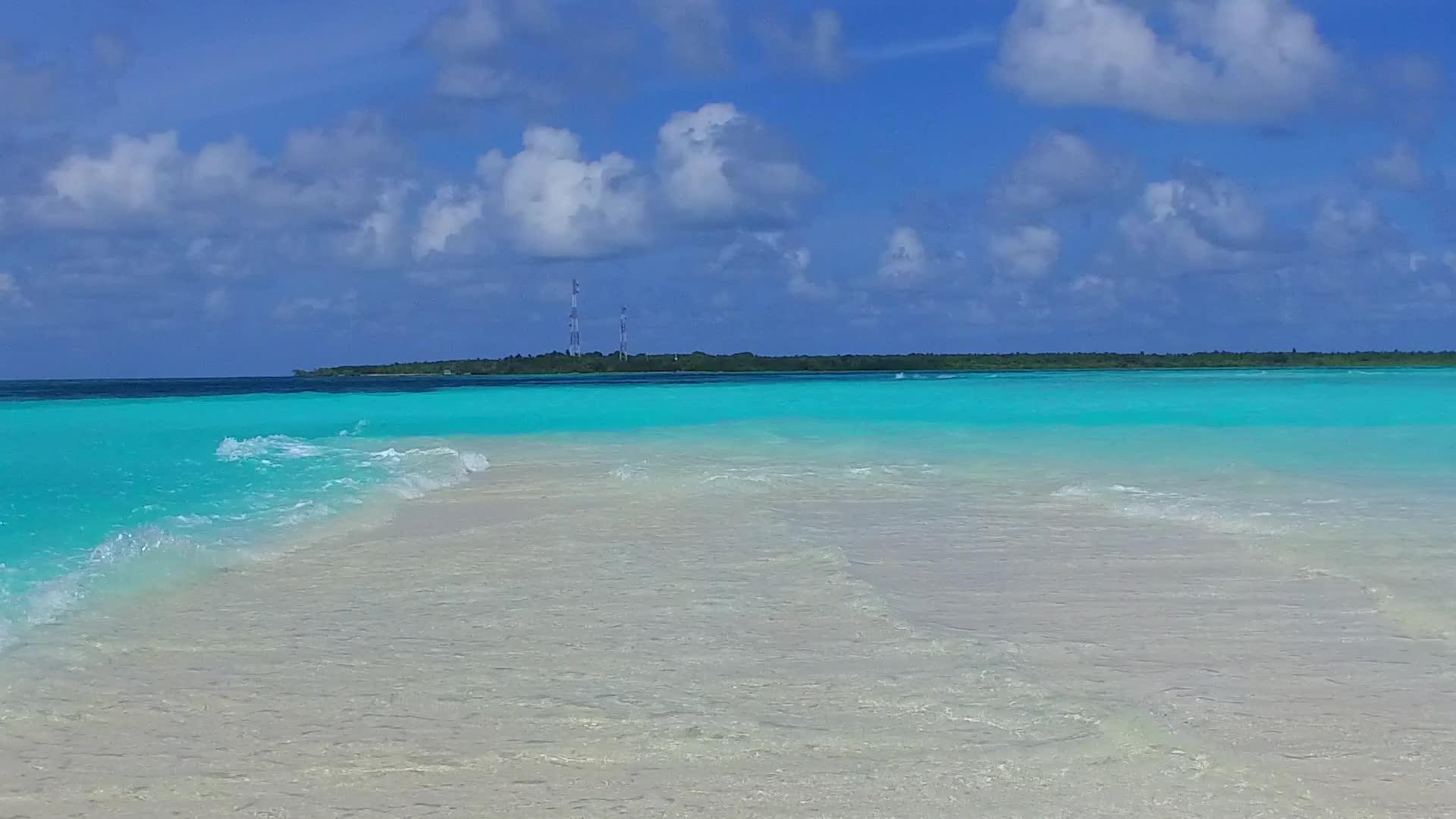 蓝色的海洋和接近冲浪的白色沙沙背景完美的海岸海滩度假视频的预览图