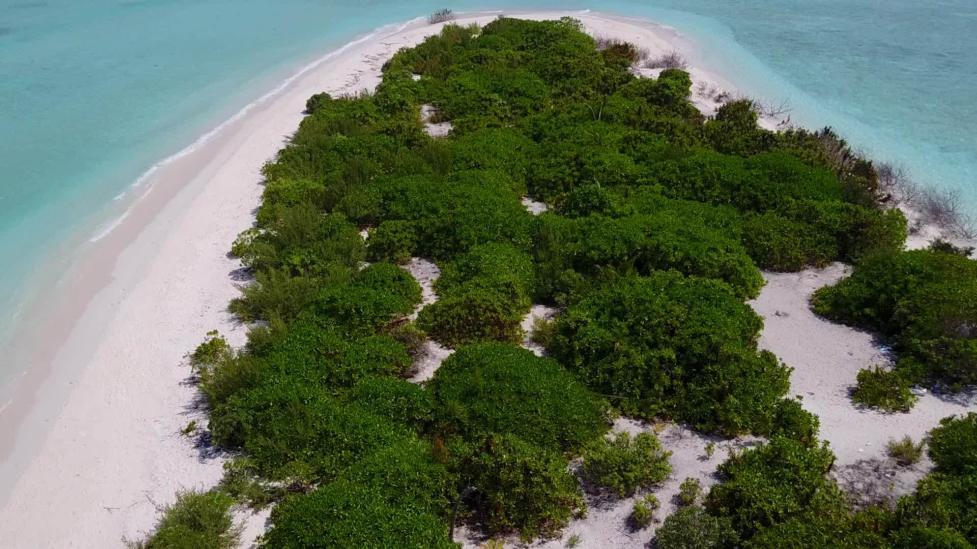 海浪附近有绿松石环礁湖热带旅游海滩旅游视频的预览图