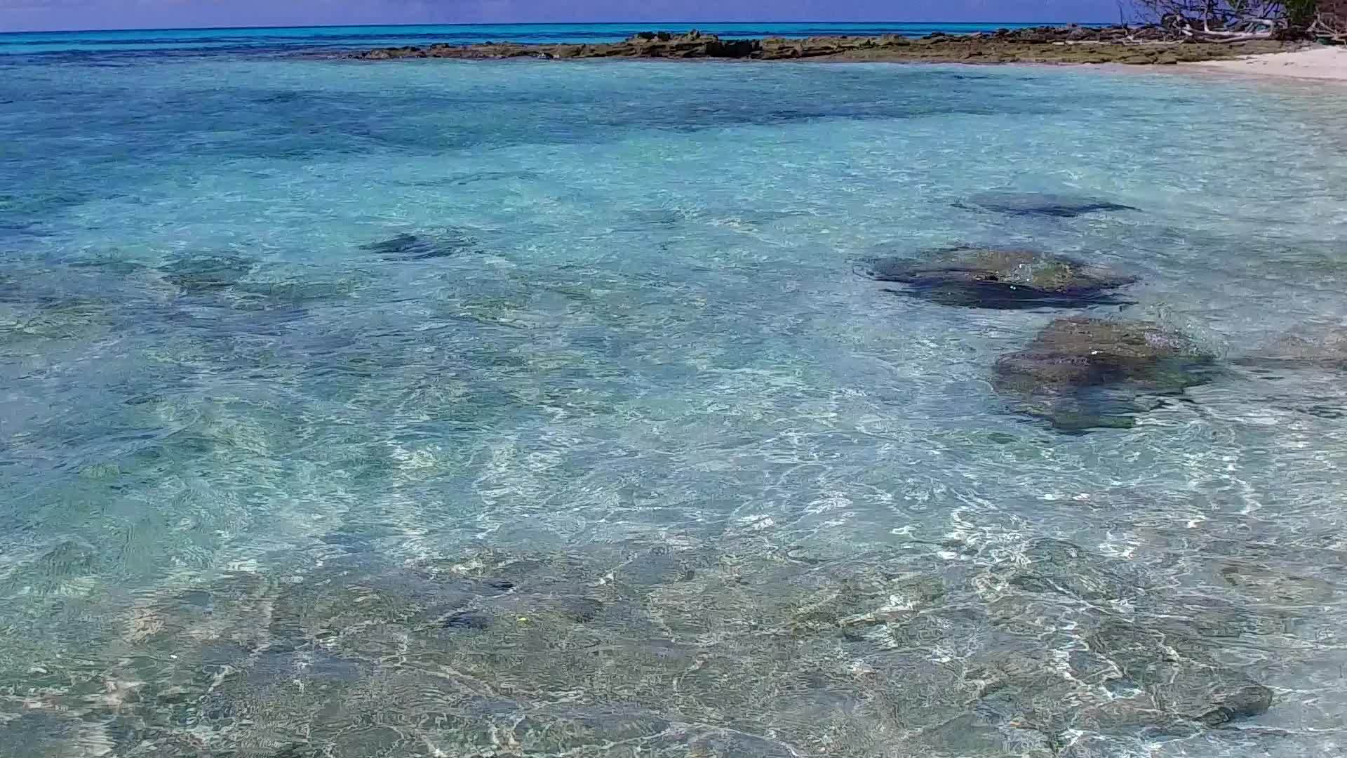 热带岛屿海滩旅游从蓝环礁到海滩附近的白色沙滩背景视频的预览图