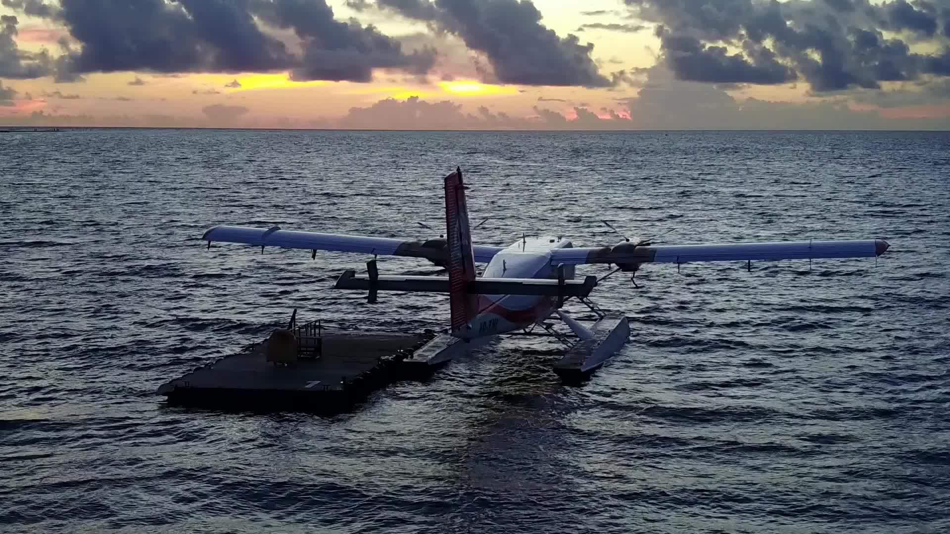 沿海豪华海滩探索的空间全景是由海面附近的白色沙子进行的视频的预览图