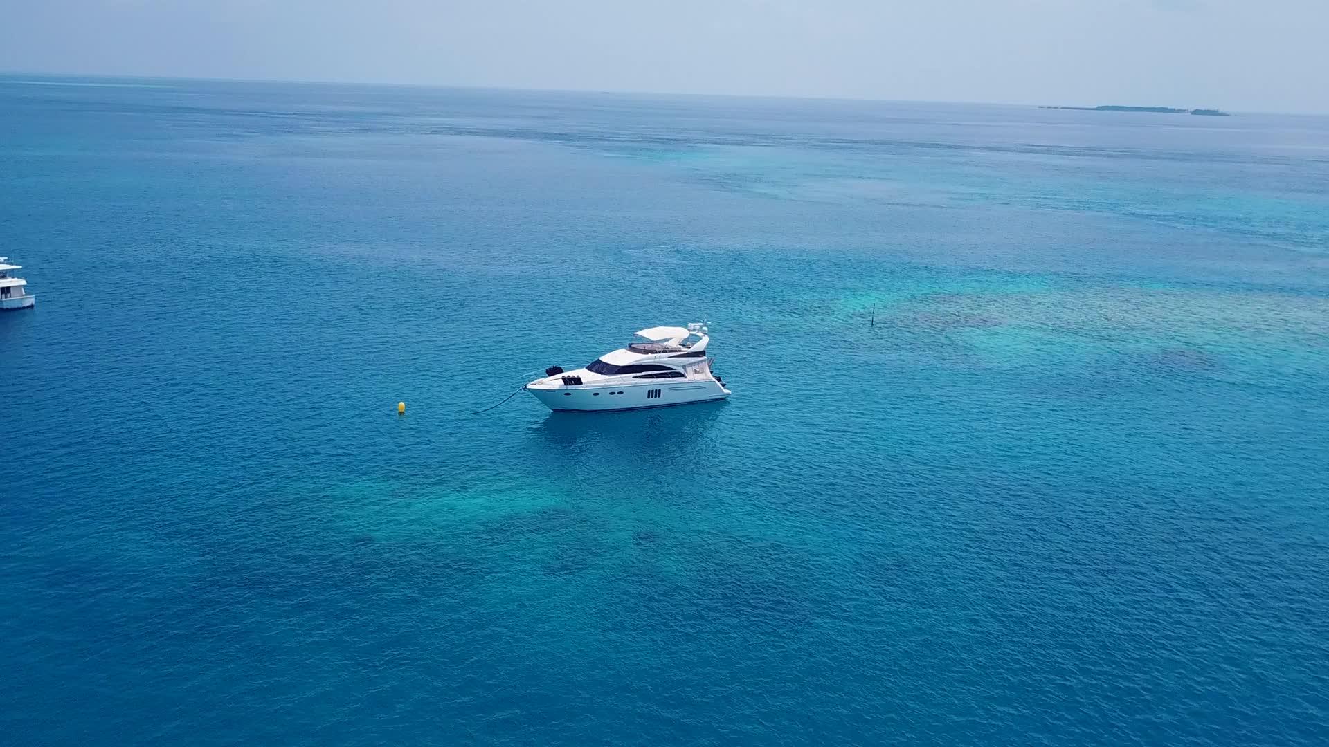 日出后阳光明媚的天堂海滩海滩在蓝海和白沙的背景下航行视频的预览图