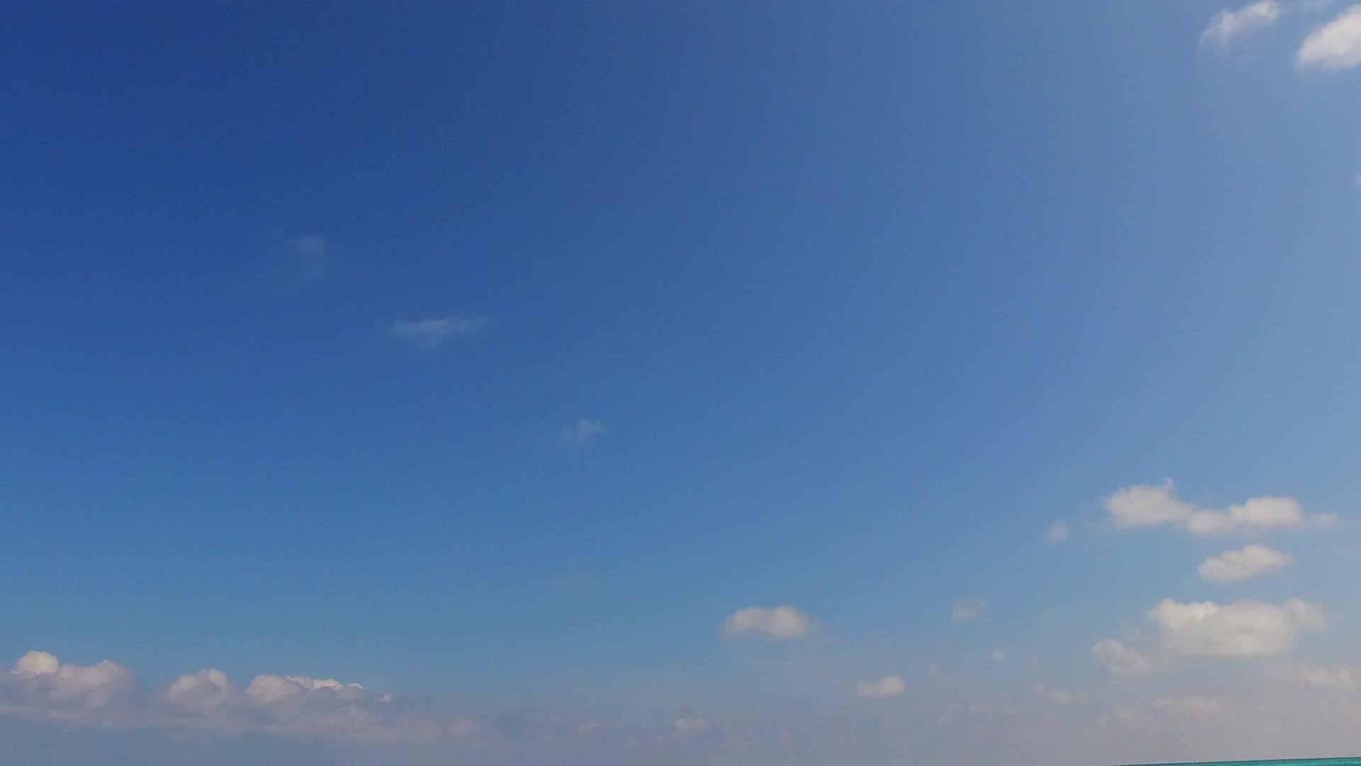 海岛海岸历险浅海浪附近有浅海广角的白色沙滩背景视频的预览图