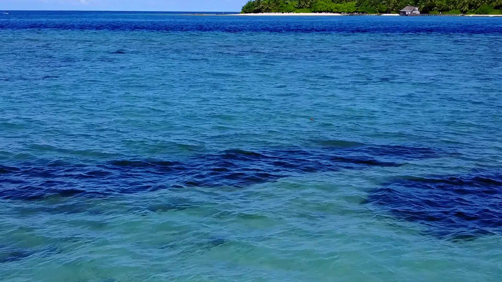 度假村附近有一个干净的海滩背景蓝色的海滩完美的海滩阳光航行视频的预览图