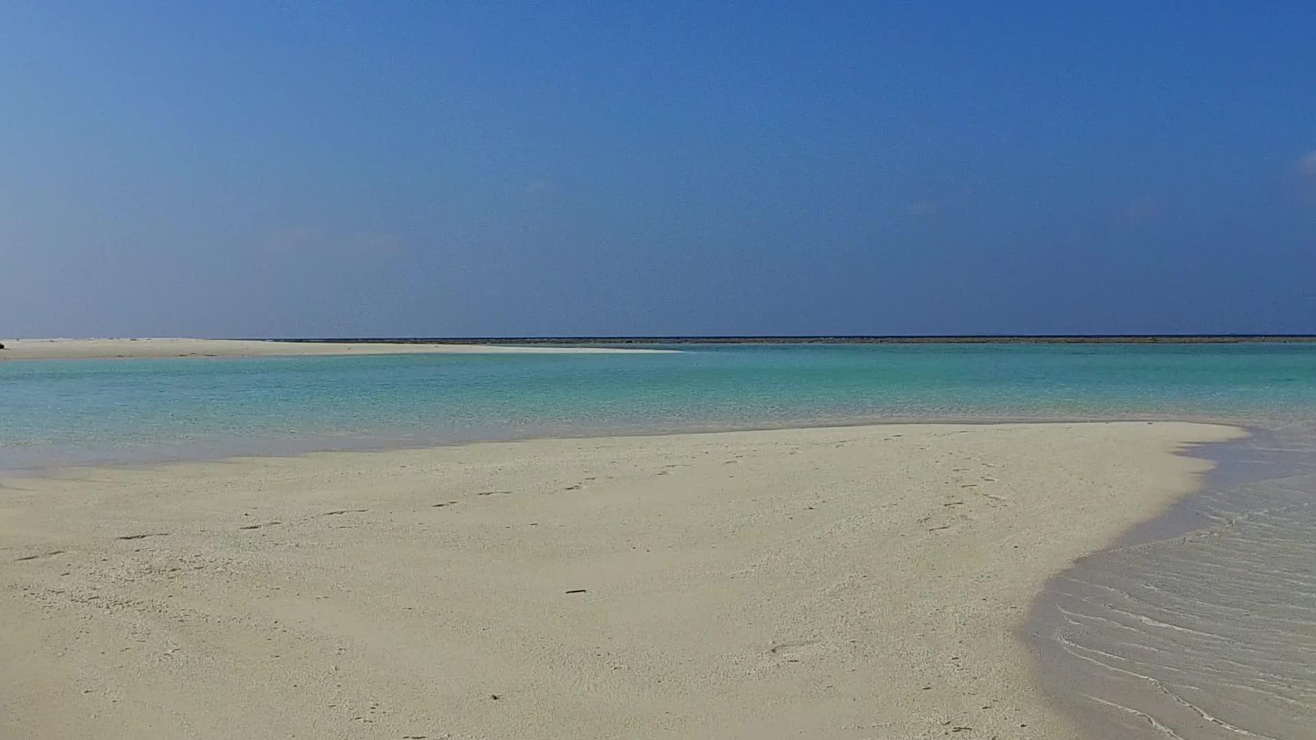 豪华海滨海滩度假浪漫之旅在珊瑚礁附近有蓝色的水和海洋视频的预览图