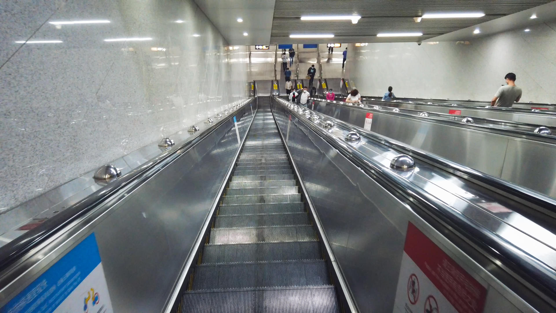 城市地铁轨道交通下行楼梯通道4k素材视频的预览图