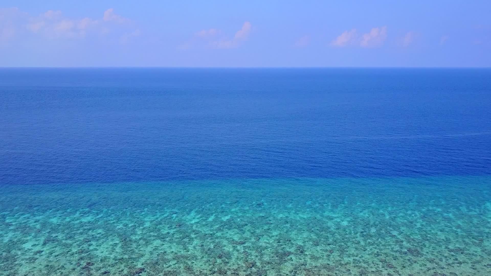 热带岛屿海滩度假蓝色环礁湖和白色沙底背景视频的预览图