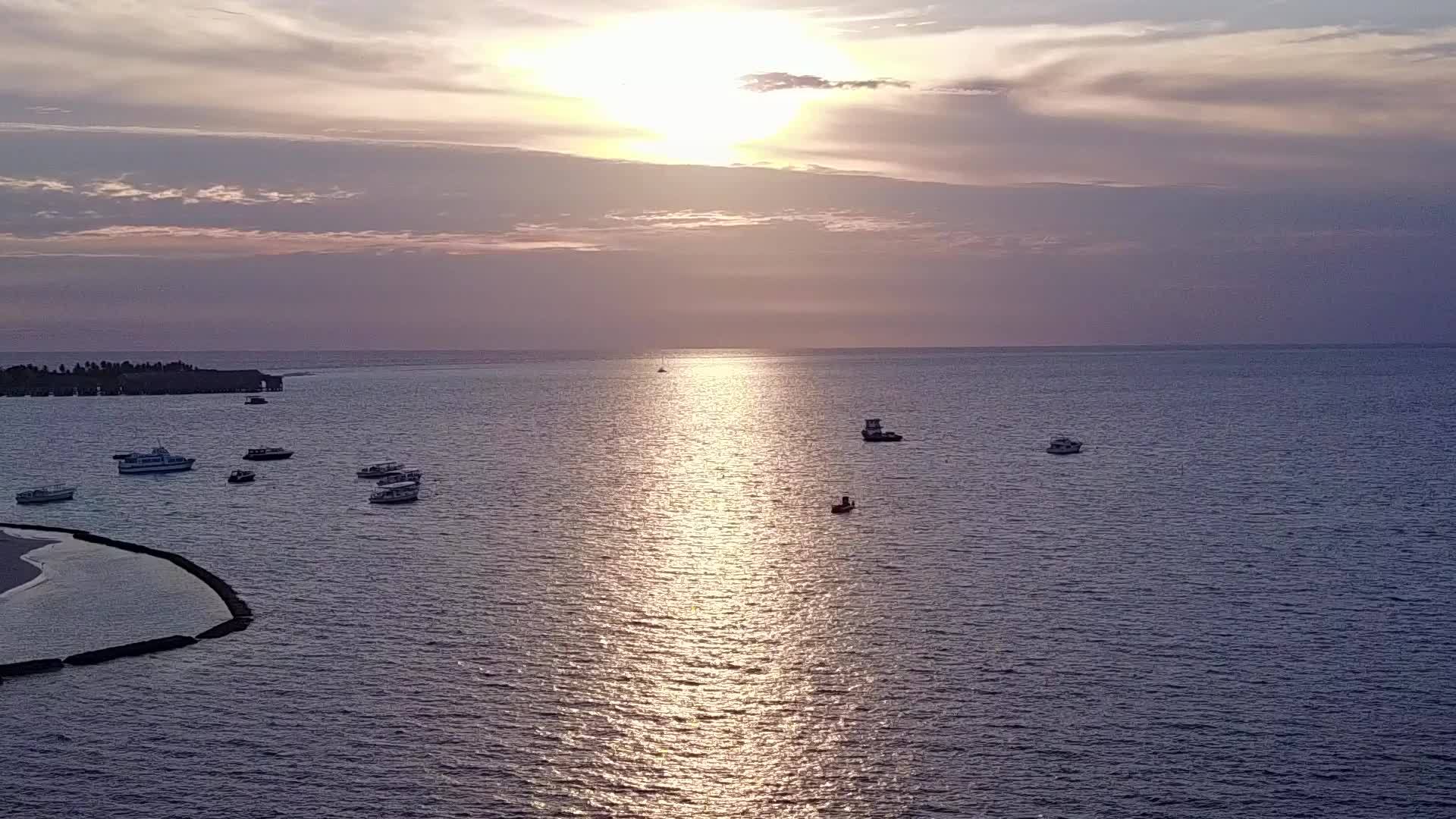 日出后阳光明媚的旅游在蓝海和白沙的蓝色海滩上航行视频的预览图