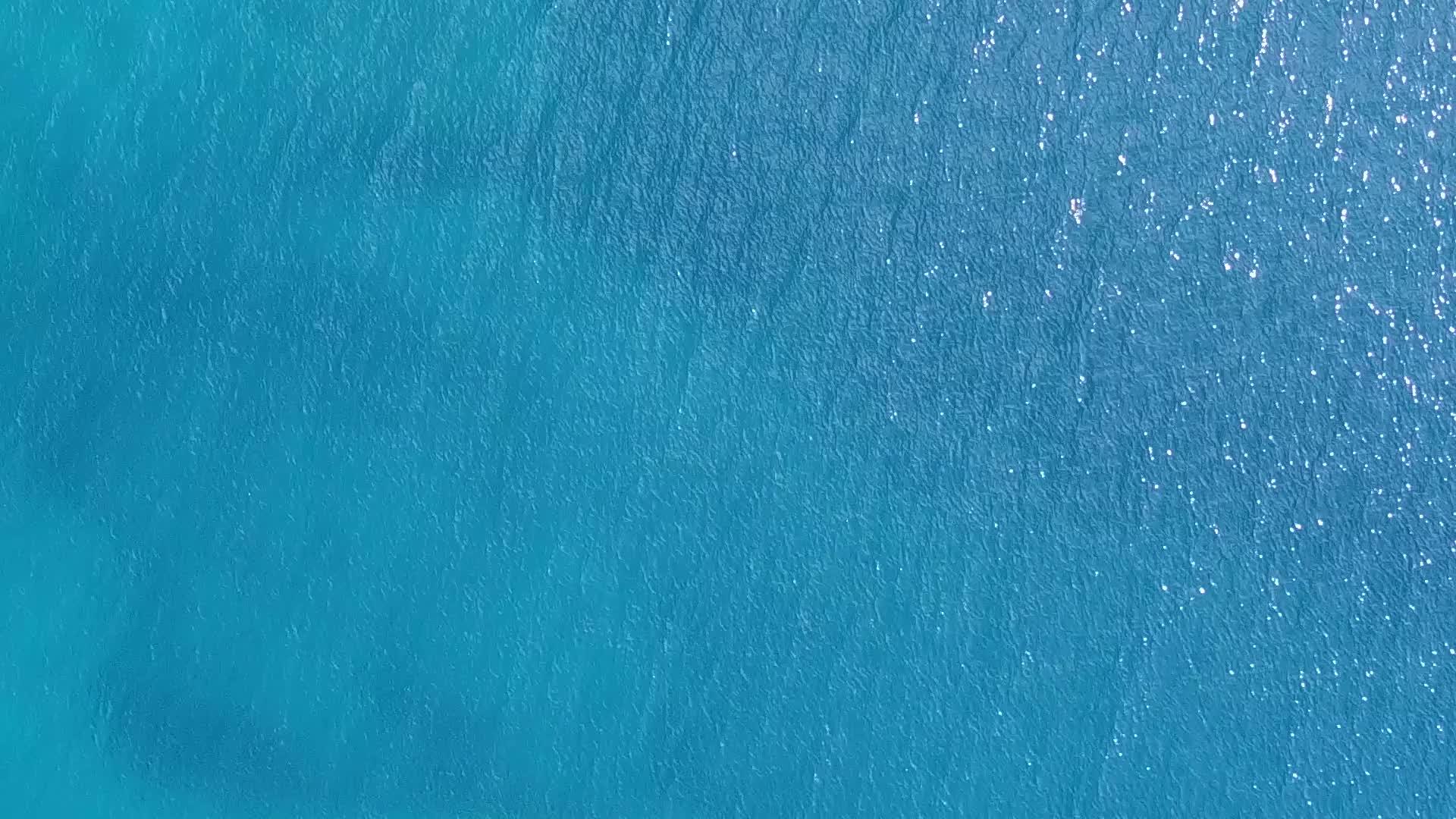 度假村附近白沙背景的蓝绿色海洋完美的岛屿海滩度假日纹理视频的预览图