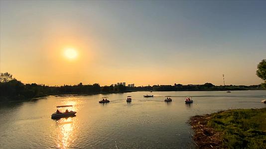 4K实拍自然风景夕阳倒影湖中坐游船观光视频的预览图