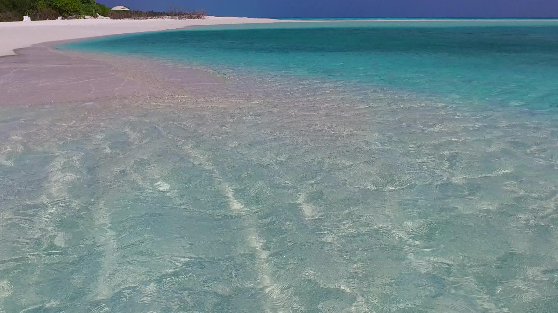 宁静的度假胜地阳光明媚在沙巴附近的自然海滩上航行视频的预览图
