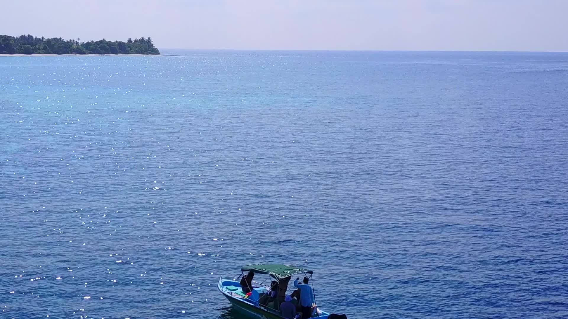 珊瑚附近有透明的海洋和白色的海滩背景阳光明媚的海洋视频的预览图