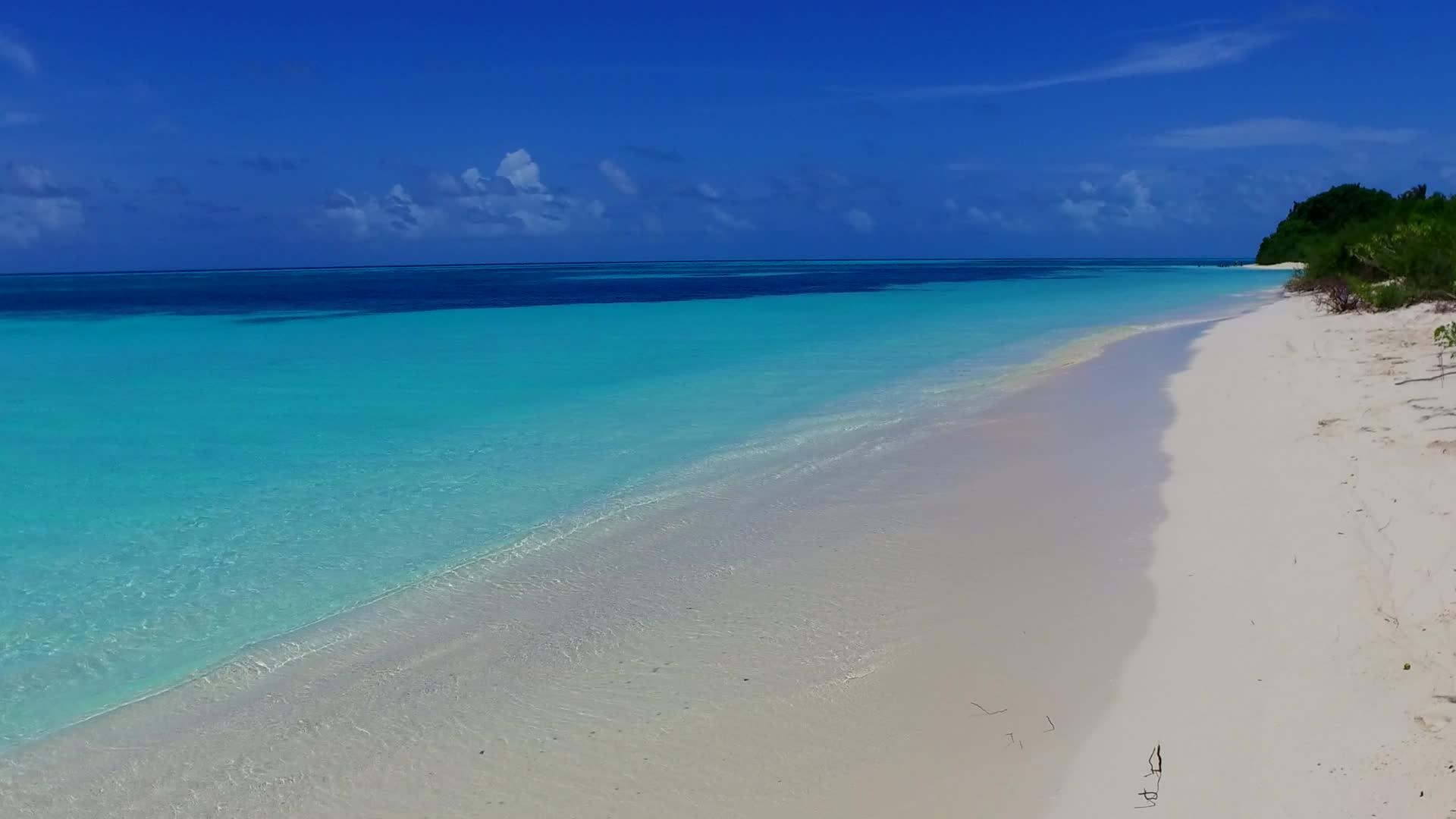 蓝水和沙洲附近的白沙背景是田园诗般的度假海滩时间视频的预览图