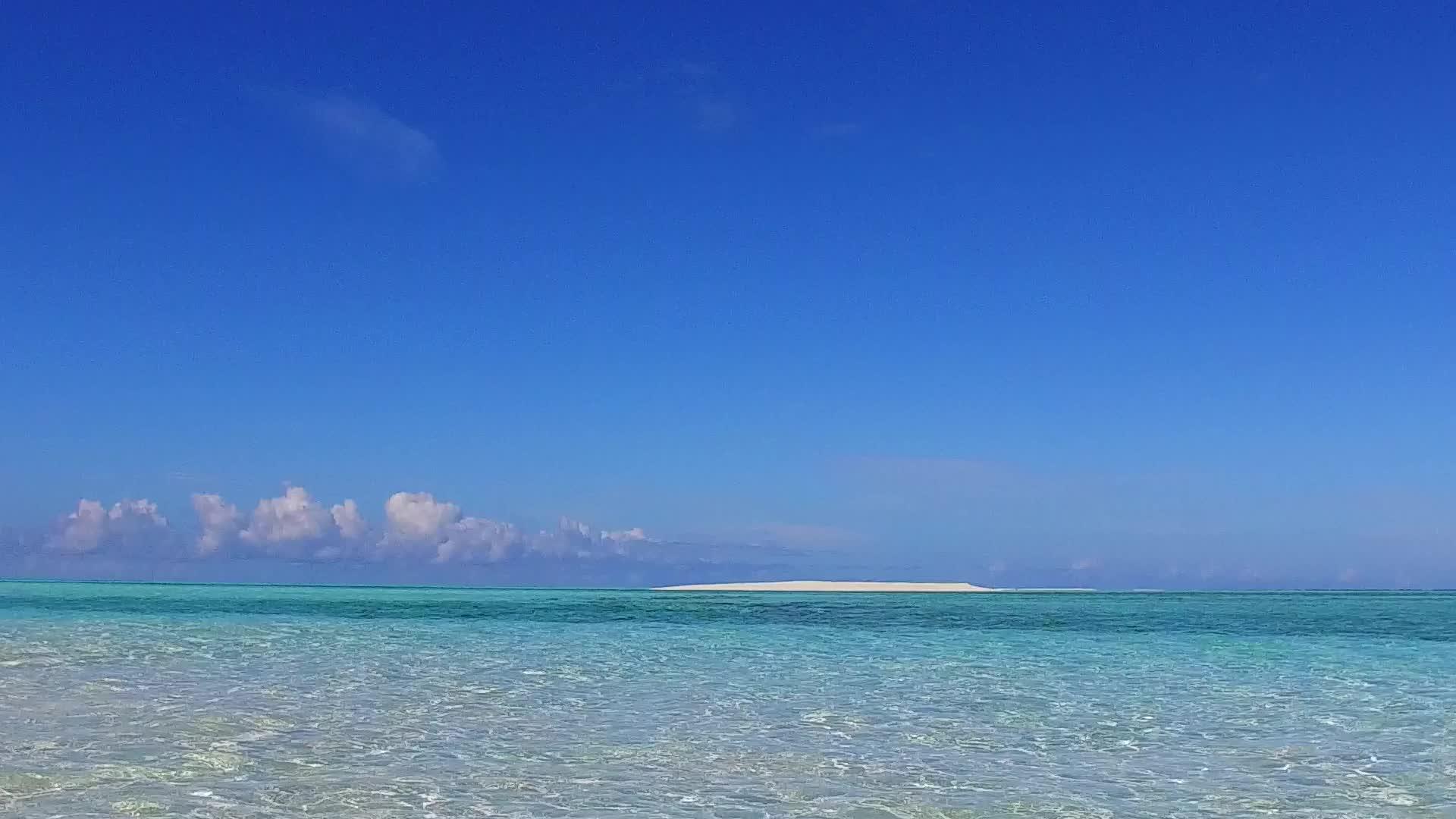 海洋度假胜地海滩探险浪漫海洋风景日出后的白沙背景视频的预览图