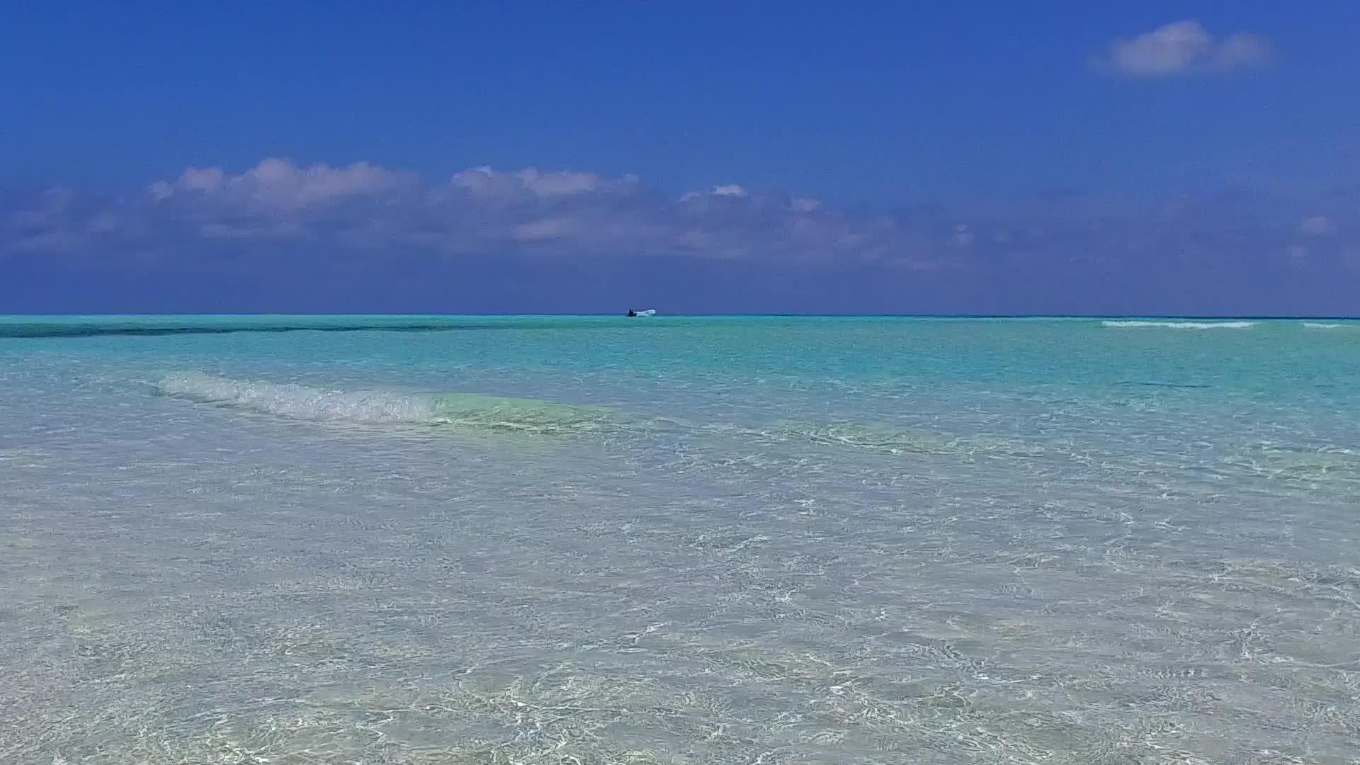 热带度假胜地由沙巴附近清澈的蓝色环礁湖进行背景为白色沙滩视频的预览图