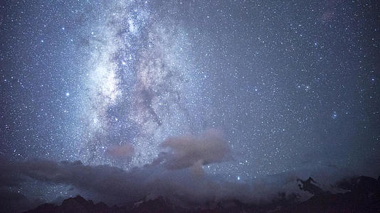8k延时云南梅里雪山夜景星空银河素材视频的预览图