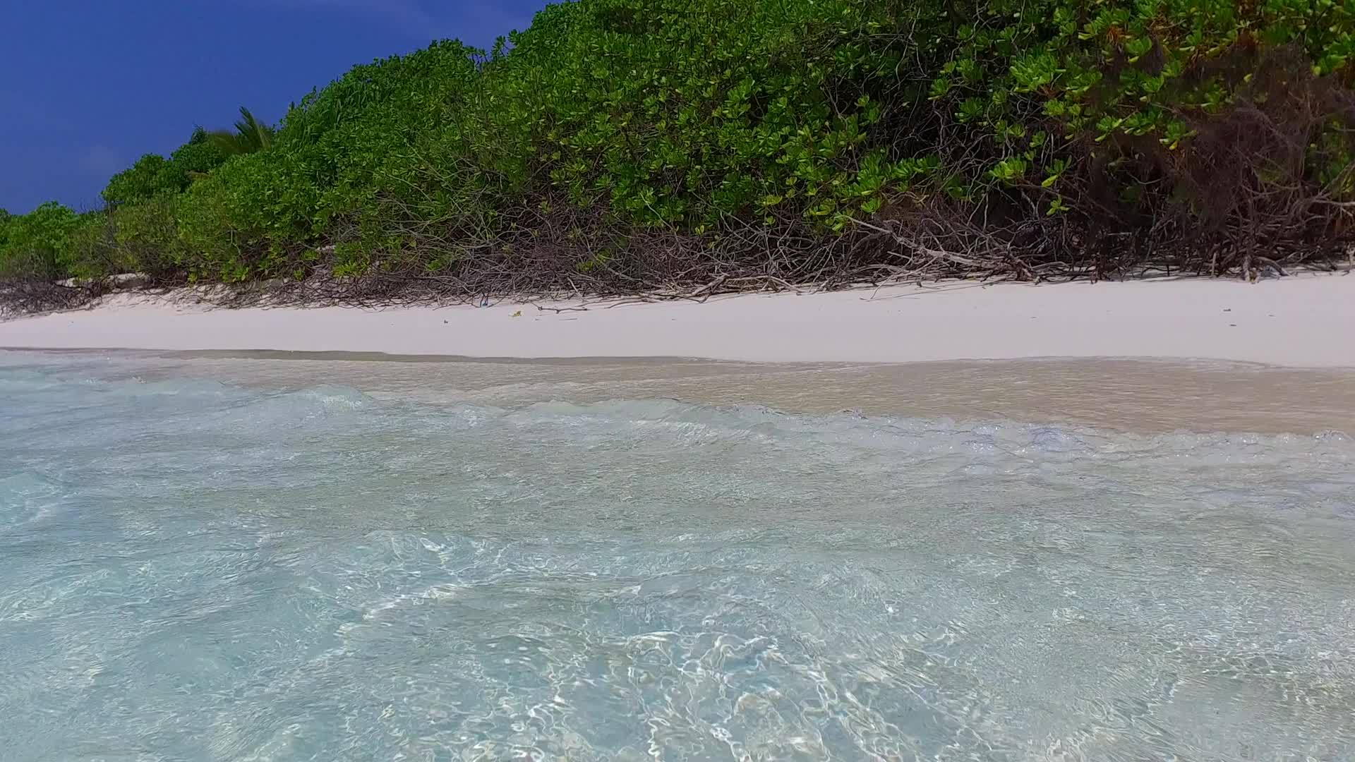 蓝色泻湖热带岛屿海滩冒险靠近冲浪干净的海滩背景视频的预览图