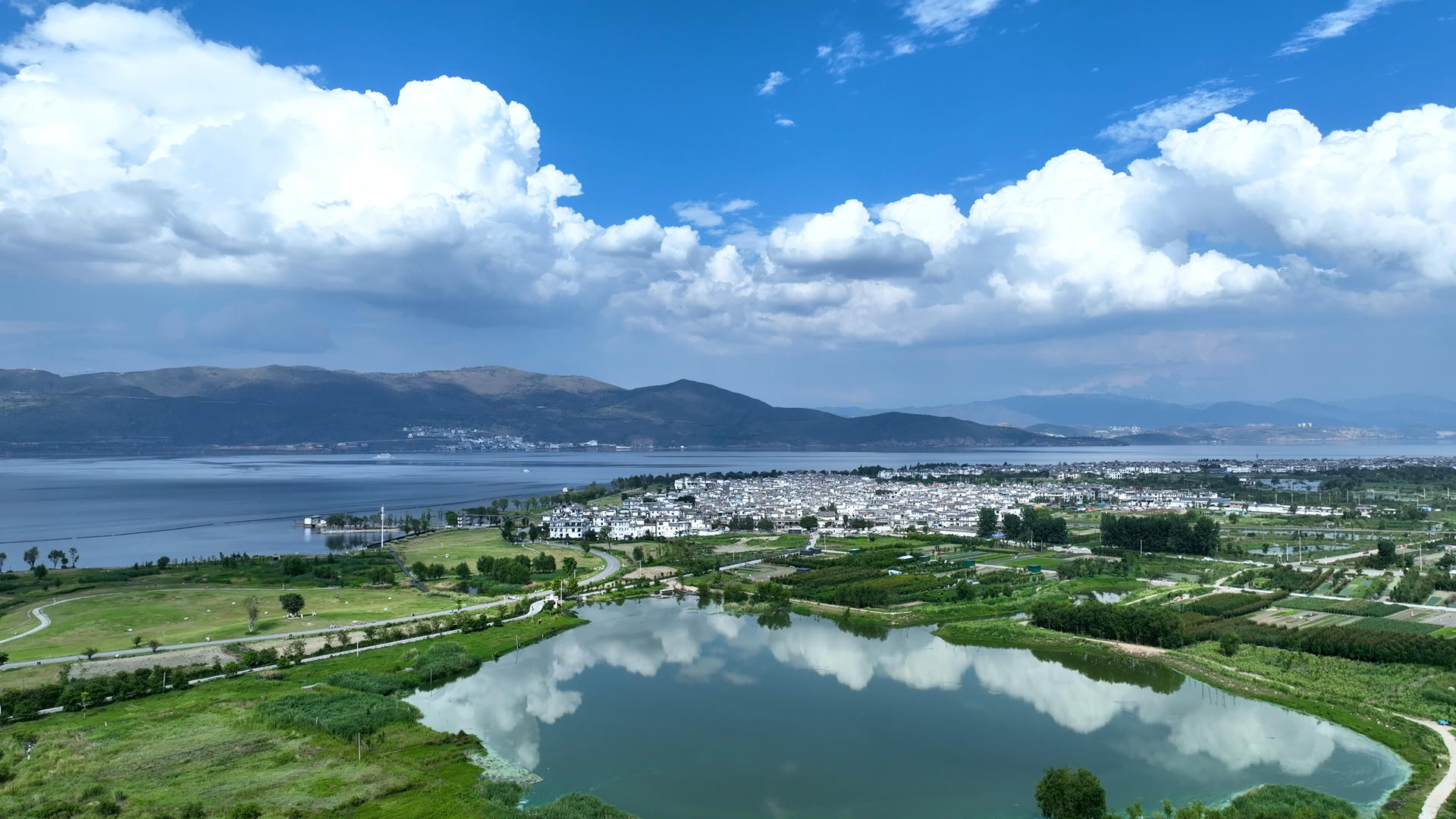 云南旅游大理洱海蓝天白云天空湖景倒影4k素材视频的预览图