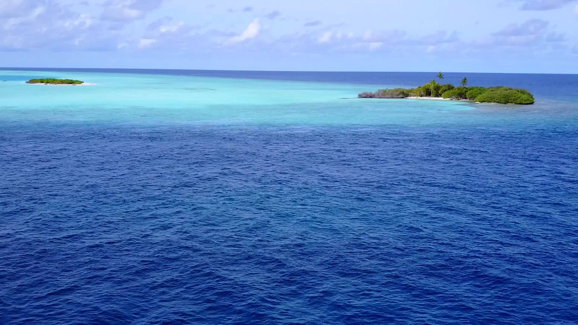 蓝绿色海洋豪华海滩度假海滩度假背景接近波浪的白色海滩视频的预览图