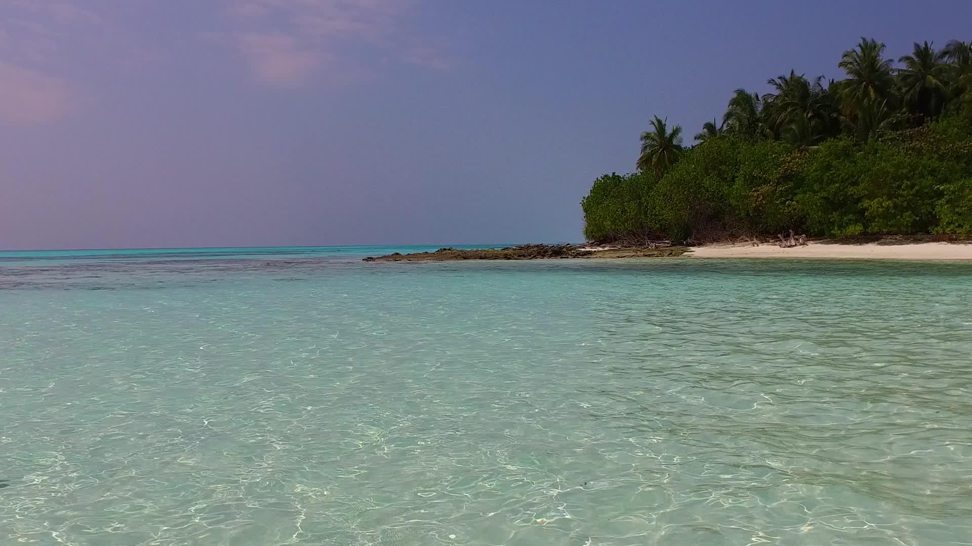 在清澈的环礁湖沙巴附近有白色的沙滩背景视频的预览图