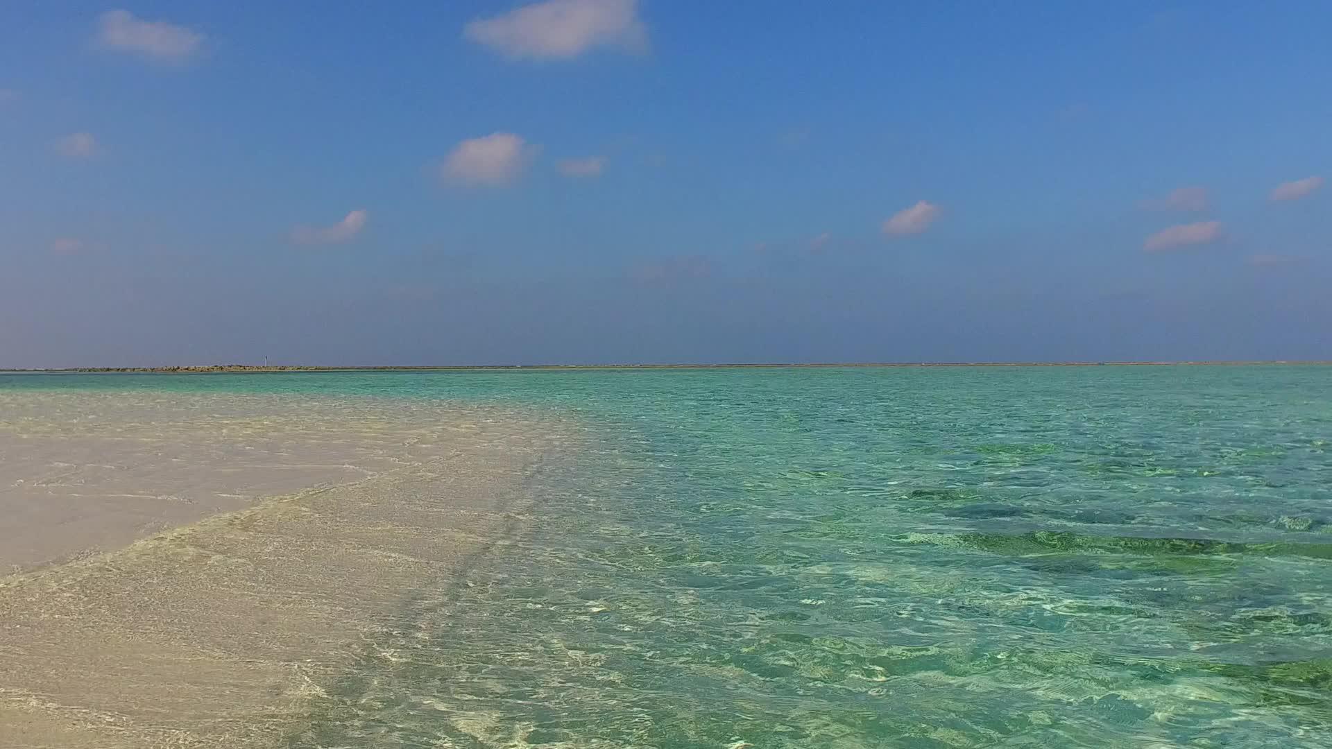 阳光明媚的海景在海浪附近有一个明亮的海滩背景是透明的海洋视频的预览图