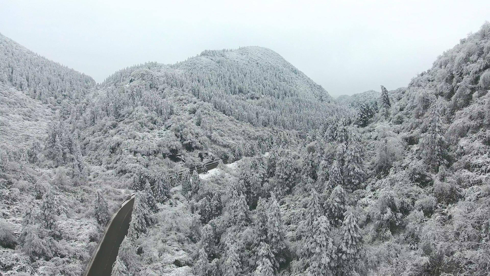 雪山间的盘山公路视频的预览图