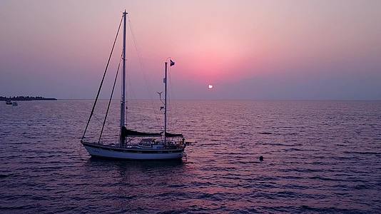 在日落前的浅海和白沙背景下乘坐浅海和白沙的浪漫旅行视频的预览图