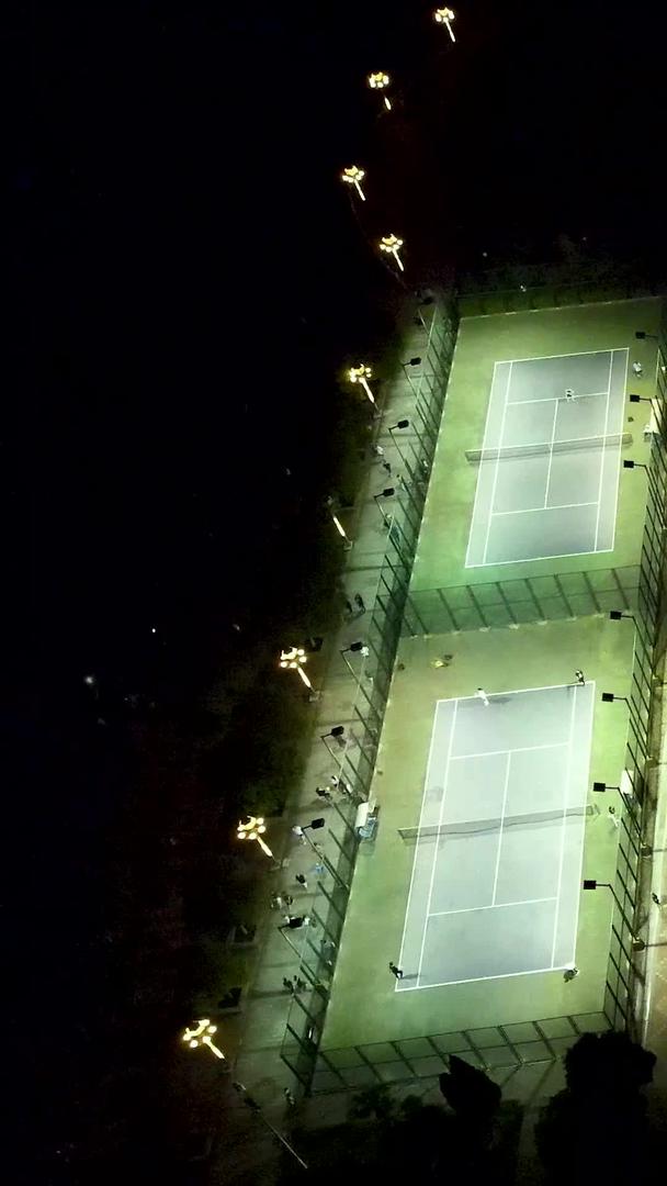 夜晚的城市街道和灯光网球场视频的预览图