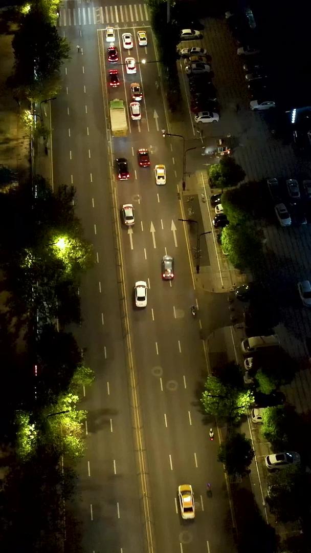 夜晚的城市街道和灯光网球场视频的预览图