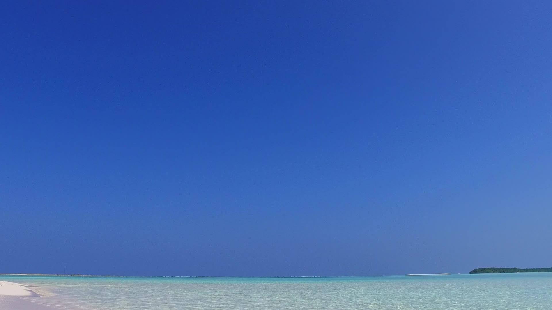 阳光下的白色沙滩和宁静浪漫的沙滩视频的预览图