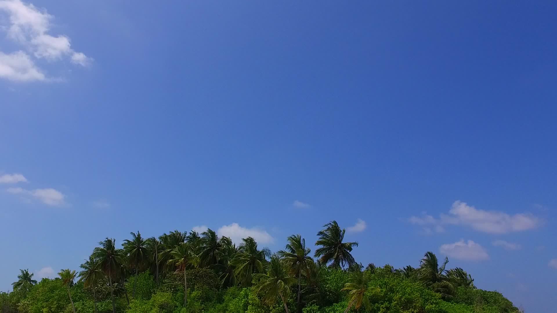 海滩之旅从水、蓝水和沙巴附近清洁海滩的背景开始视频的预览图