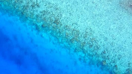 白色沙布背景的蓝色海景接近冲浪视频的预览图