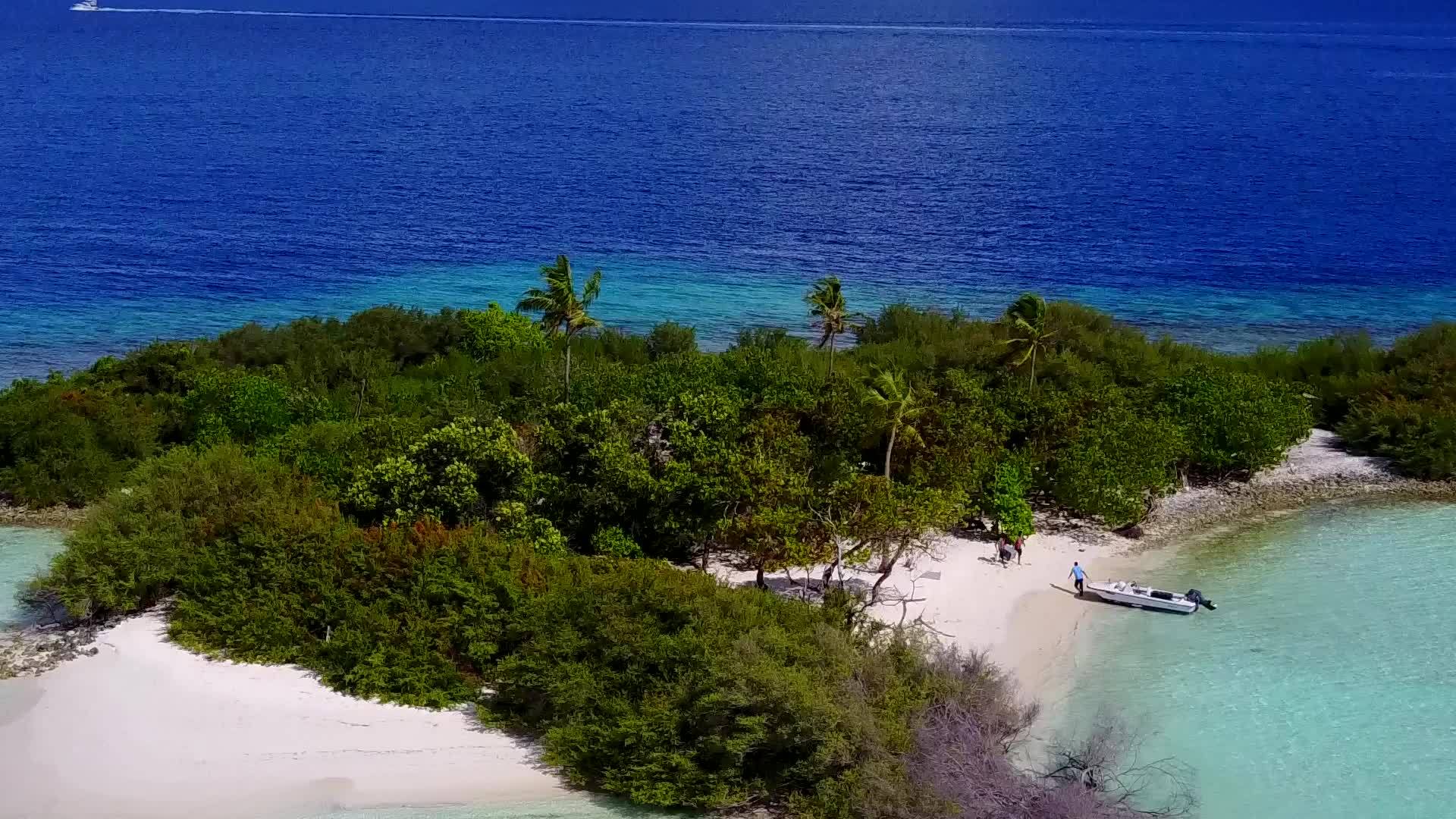 天堂湾海滩旅游以水蓝环礁湖和阳光下白色沙滩为背景视频的预览图